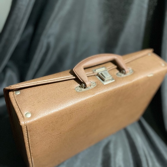 Cassette Case Storage Briefcase  Hold 30 Tapes Faux Brown Leather Vintage - Picture 8 of 13